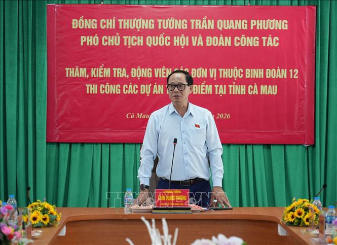 Phó Chủ tịch Quốc hội Trần Quang Phương động viên cán bộ, chiến sĩ thuộc Binh đoàn 12 đang thi công các dự án trọng điểm quốc gia trên địa bàn tỉnh Cà Mau. Ảnh: Huỳnh Anh - TTXVN