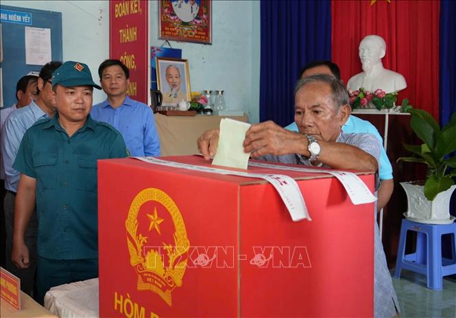 Cử tri ấp Kênh Đào, xã Đất Mũi tham gia buổi bỏ phiếu giả định. Ảnh: Huỳnh Anh - TTXVN