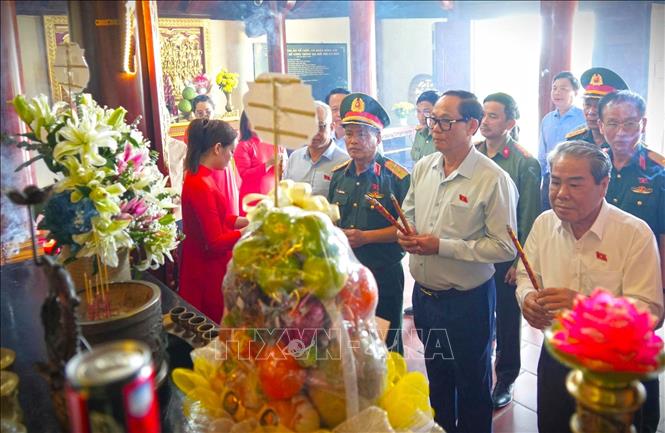 Đoàn công tác dâng hương tại Đền thờ Đức Quốc tổ Lạc Long Quân và Tượng Mẹ Âu Cơ tại Khu du lịch Mũi Cà Mau (xã Đất Mũi). Ảnh: Huỳnh Anh - TTXVN