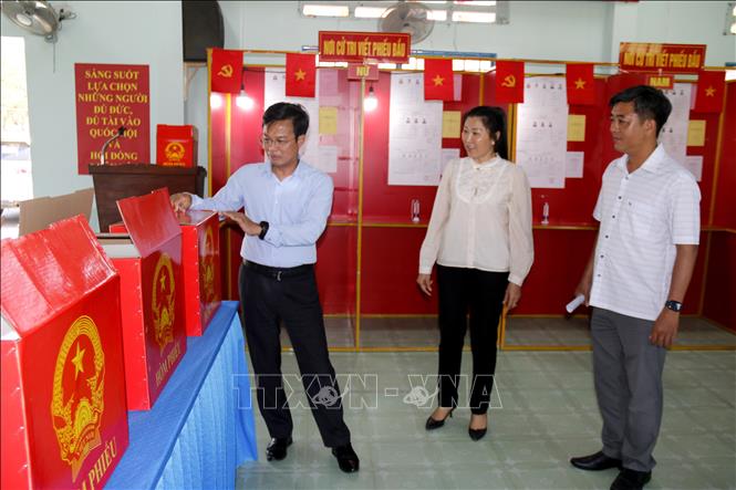 Ông Đinh Văn Tuấn (bên phải), Phó Chủ tịch UBND tỉnh Lâm Đồng kiểm tra khu vực bỏ phiếu bầu tại các xã ven biển. Ảnh: Nguyễn Thanh - TTXVN