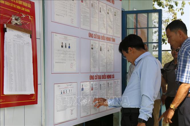 Ông Đinh Văn Tuấn, Phó Chủ tịch UBND tỉnh Lâm Đồng kiểm tra tại Tổ bầu cử thôn Lâm Giang (xã Hàm Thuận Bắc), là xã thuần đồng bào Chăm sinh sống. Ảnh: Nguyễn Thanh - TTXVN