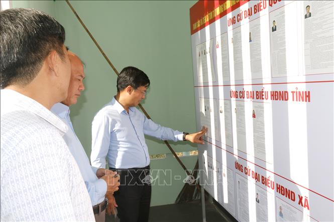 Đoàn công tác kiểm tra khu vực niêm yết ứng cử viên đại biểu Quốc hội và đại biểu Hội đồng nhân dân tại các xã ven biển. Ảnh: Nguyễn Thanh - TTXVN