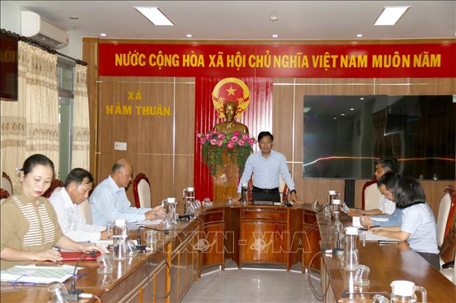 Ông Đinh Văn Tuấn, Phó Chủ tịch UBND tỉnh Lâm Đồng làm việc với xã Hàm Thuận về công tác chuẩn bị bầu cử. Ảnh: Nguyễn Thanh - TTXVN