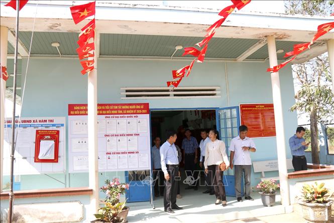 Ðoàn công tác kiểm tra tại Tổ bầu cử thôn Lâm Giang (xã Hàm Thuận Bắc), là xã thuần đồng bào Chăm sinh sống. Ảnh: Nguyễn Thanh - TTXVN