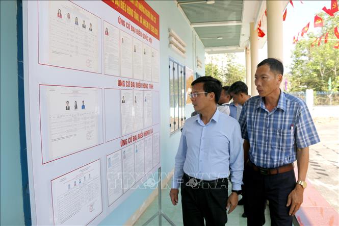 Đoàn công tác kiểm tra khu vực niêm yết ứng cử viên đại biểu Quốc hội và đại biểu Hội đồng nhân dân tại các xã ven biển. Ảnh: Nguyễn Thanh - TTXVN