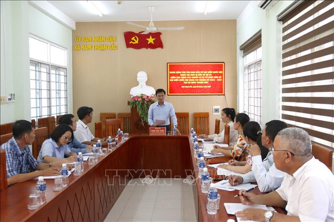 Ông Đinh Văn Tuấn, Phó Chủ tịch UBND tỉnh Lâm Đồng làm việc với xã Hàm Thuận Bắc về công tác chuẩn bị bầu cử. Ảnh: Nguyễn Thanh - TTXVN