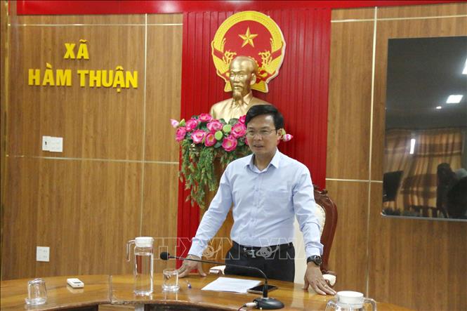 Ông Đinh Văn Tuấn, Phó Chủ tịch UBND tỉnh Lâm Đồng làm việc với xã Hàm Thuận về công tác chuẩn bị bầu cử. Ảnh: Nguyễn Thanh - TTXVN