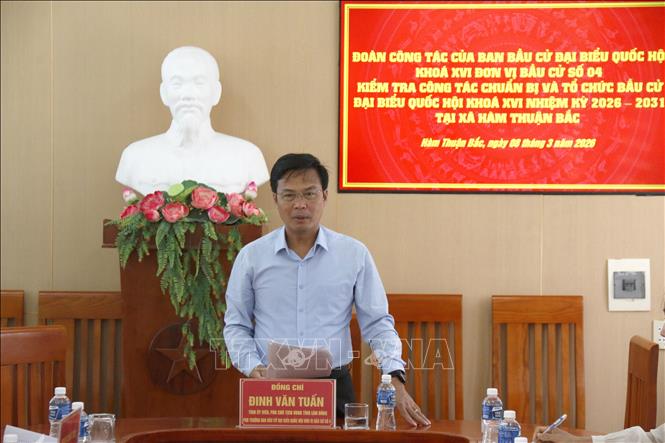 Ông Đinh Văn Tuấn, Phó Chủ tịch UBND tỉnh Lâm Đồng làm việc với xã Hàm Thuận Bắc về công tác chuẩn bị bầu cử. Ảnh: Nguyễn Thanh - TTXVN