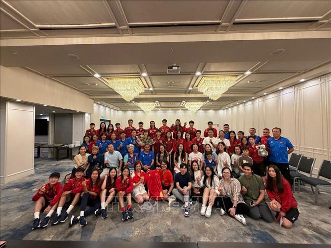 Đội tuyển bóng đá nữ Việt Nam vui mừng và xúc động khi nhận được sự quan tâm, động viên của Tổng Lãnh sự quán và bà con kiều bào tại thành phố Perth đúng vào ngày Quốc tế Phụ nữ 8/3. Ảnh: Thanh Tú - PV TTXVN tại Australia