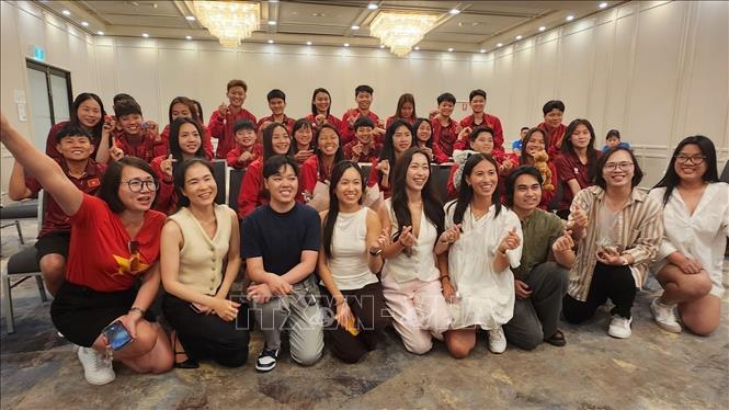 Các cổ động viên trẻ hào hứng chụp ảnh lưu niệm cùng các cầu thủ đội tuyển bóng đá nữ Việt Nam. Ảnh: Thanh Tú - PV TTXVN tại Australia