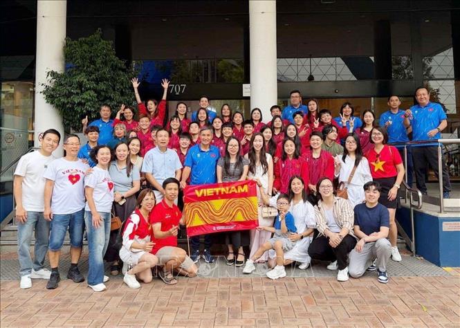 Đội tuyển bóng đá nữ Việt Nam chụp ảnh lưu niệm cùng cộng đồng kiều bào, người hâm mộ và cổ động viên. Ảnh: Thanh Tú - PV TTXVN tại Australia