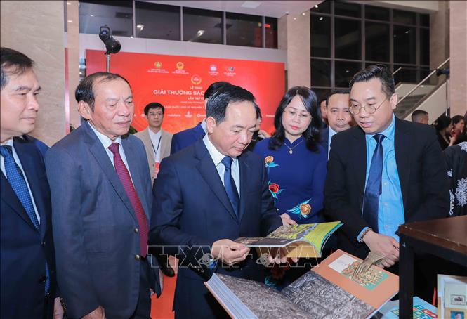 Trưởng Ban Tuyên giáo và Dân vận Trung ương Trịnh Văn Quyết cùng các đại biểu tham quan khu trưng bày sách đoạt giải. Ảnh: Phan Phương - TTXVN