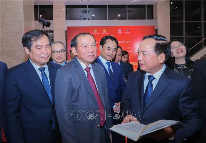 Trưởng Ban Tuyên giáo và Dân vận Trung ương Trịnh Văn Quyết cùng các đại biểu tham quan khu trưng bày sách đoạt giải. Ảnh: Phan Phương - TTXVN