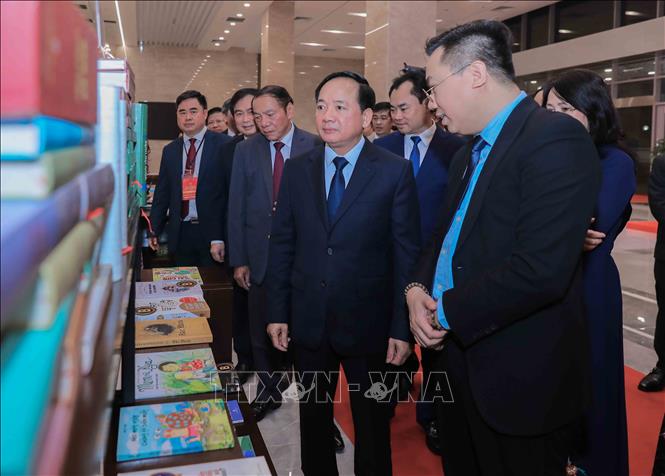 Trưởng Ban Tuyên giáo và Dân vận Trung ương Trịnh Văn Quyết cùng các đại biểu tham quan khu trưng bày sách đoạt giải. Ảnh: Phan Phương - TTXVN