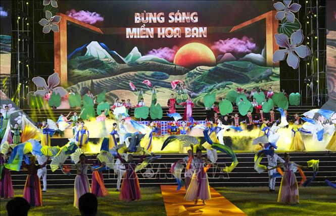 Chương trình nghệ thuật khai mạc Lễ hội Hoa Ban năm 2026. Ảnh: Xuân Tư - TTXVN