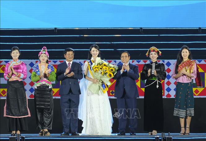 Thủ tướng Phạm Minh Chính cùng lãnh đạo tỉnh Điện Biên chúc mừng Tân Đại sứ Du lịch tỉnh Điện Biên - Á Hậu Vũ Thúy Quỳnh. Ảnh: Xuân Tư - TTXVN