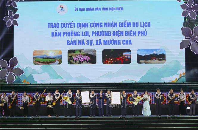 Trao Quyết định công nhận điểm du lịch cộng đồng cho bản Phiêng Lơi (phường Điện Biên Phủ) và bản Nà Sự (xã Mường Chà). Ảnh: Xuân Tư - TTXVN