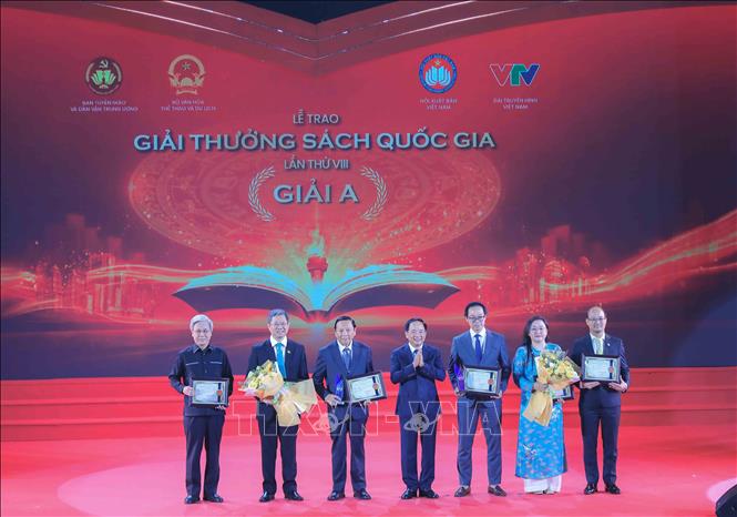 Trưởng Ban Tuyên giáo và Dân vận Trung ương Trịnh Văn Quyết trao giải A cho các tác giả, nhóm tác giả đoạt giải. Ảnh: Phan Phương - TTXVN