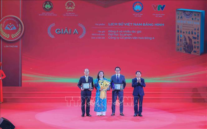 Trưởng Ban Tuyên giáo và Dân vận Trung ương Trịnh Văn Quyết trao giải A cho các tác giả, nhóm tác giả đoạt giải. Ảnh: Phan Phương - TTXVN