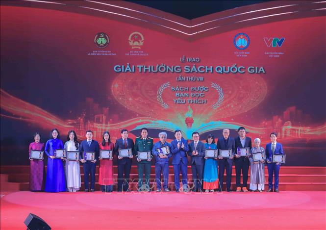 Ông Lê Quốc Minh, Ủy viên Trung ương Đảng, Tổng Biên tập Báo Nhân Dân, Chủ tịch Hội Nhà báo Việt Nam và ông Nguyễn Thanh Lâm, Ủy viên Trung ương Đảng, Tổng Giám đốc Đài Truyền hình Việt Nam trao giải cho các tác phẩm được bạn đọc yêu thích. Ảnh: Phan Phương – TTXVN
