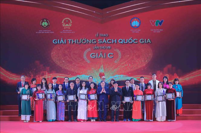 Ban tổ chức trao giải C cho các tác giả, nhóm tác giả đoạt giải. Ảnh: Phan Phương - TTXVN