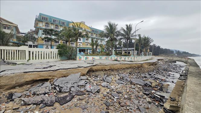 Nền đường giao thông quanh bờ kè Khu du lịch Hải Tiến bị đổ sập, để lộ phần chân móng trơ trọi. Ảnh: Hoa Mai - TTXVN