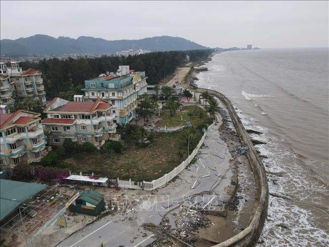 Đáng lo ngại, các vị trí sạt lở vẫn đang tiếp tục lấn sâu vào khu dân cư và hạ tầng khu du lịch. Ảnh: Hoa Mai - TTXVN