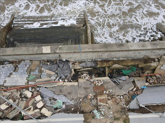 Phía trong và phía ngoài bờ kè ở xã Hoằng Tiến bị sóng lớn và triều cường phá hủy gây sụt lún, hư hỏng nghiêm trọng. Ảnh: Hoa Mai - TTXVN