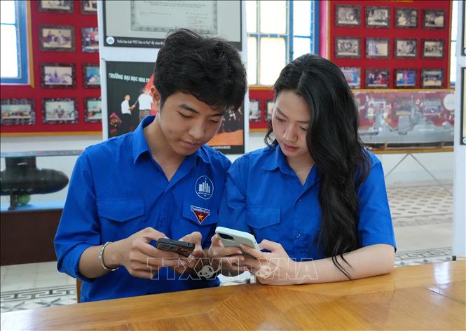 Sinh viên Trường Đại học Nha Trang (Khánh Hòa) tìm hiểu thông tin về cuộc bầu cử đại biểu Quốc hội khóa XVI và Hội đồng nhân dân các cấp nhiệm kỳ 2026 - 2031 qua kênh thông tin số. Ảnh: Nguyễn Thành – TTXVN