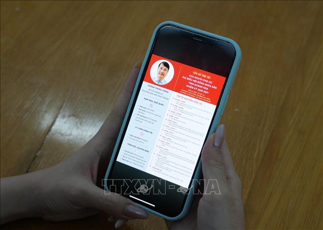 Thông tin về người ứng cử đại biểu Hội đồng nhân dân tỉnh Khánh Hòa nhiệm kỳ 2026 - 2031 được đăng tải trên các kênh thông tin số, giúp cử tri thuận tiện theo dõi, tìm hiểu. Ảnh: Nguyễn Thành – TTXVN