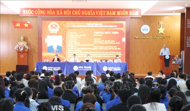 Sinh viên Trường Đại học Nha Trang (Khánh Hòa) tham gia buổi tiếp xúc cử tri với các ứng cử viên đại biểu Quốc hội khóa XVI. Ảnh: Nguyễn Thành – TTXVN