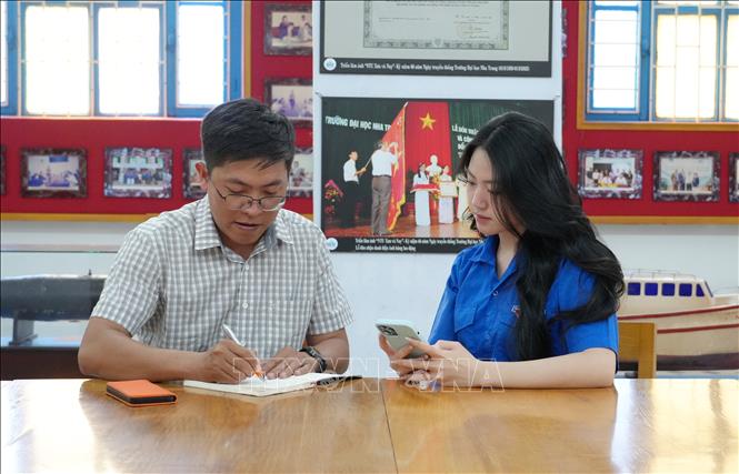 Sinh viên Trường Đại học Nha Trang (Khánh Hòa) chia sẻ với phóng viên TTXVN về nguyện vọng của cử tri trẻ đối với cuộc bầu cử đại biểu Quốc hội khóa XVI và Hội đồng nhân dân các cấp nhiệm kỳ 2026 - 2031. Ảnh: Xuân Triệu - TTXVN