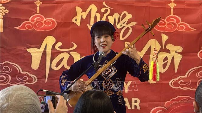 Nghệ sĩ Sa Sa trình bày tiết mục hát then 