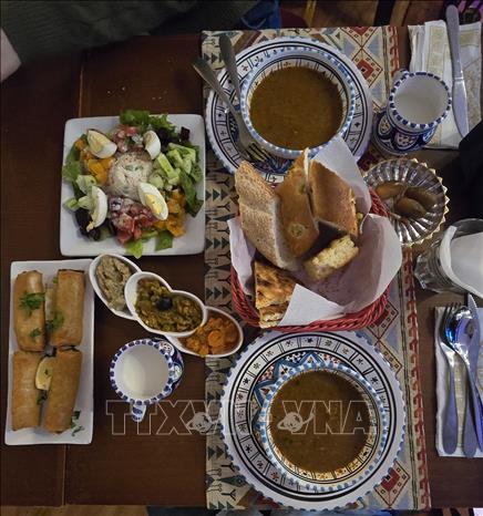 Sau chà là, sữa, người Hồi giáo Algeria sẽ dùng thêm súp, rau trộn và bánh truyền thống trước khi món chính được đưa ra. Ảnh: Nguyễn An - PV TTXVN tại Algeria