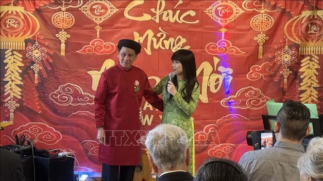 Ông Alain Vũ Đức Hoàng Mi, Chủ tịch Hội Hương sắc Việt Nam – Âu Châu và bà Stéphanie Do, cựu Nghị sĩ Quốc hội Pháp gốc Việt đầu tiên phát biểu khai mạc chương trình. Ảnh: Hữu Chiến - PV TTXVN tại Pháp