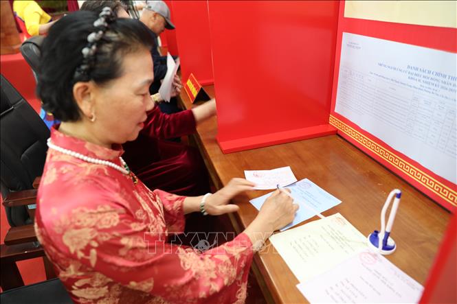 Khu vực ghi phiếu được bố trí từng ô riêng biệt tại điểm vận hành mẫu số 58, Nhà văn hóa tổ dân phố Bình Minh, phường Hạc Thành, tỉnh Thanh Hóa. Ảnh: Khiếu Thị Tư-TTXVN 