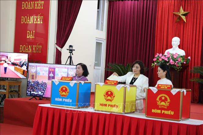 Cử tri diễn tập tình huống bỏ phiếu bầu tại điểm vận hành bầu cử mẫu ở số 58, Nhà văn hóa tổ dân phố Bình Minh, phường Hạc Thành, tỉnh Thanh Hóa. Ảnh: Khiếu Thị Tư - TTXVN 