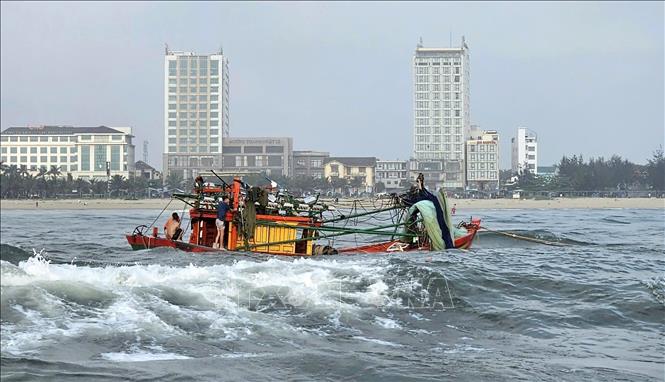 Khu vực tàu cá QB-11064 TS bị lật chìm khi đang vào cửa Nhật Lệ, Quảng Trị. Ảnh: TTXVN phát