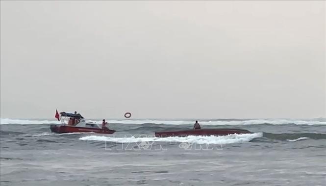 Đồn Biên phòng Nhật Lệ khẩn trương triển khai lực lượng, phương tiện tiếp cận tàu cá và cứu, đưa ngư dân Nguyễn Tiến Hoàng vào bờ. Ảnh: TTXVN phát
