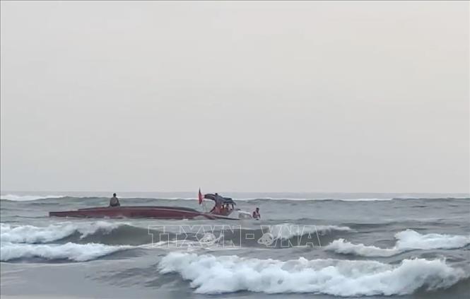 Lực lượng chức năng tiếp cận tàu bị nạn và gặp nhiều khó khăn do sóng to, gió lạnh. Ảnh: TTXVN phát