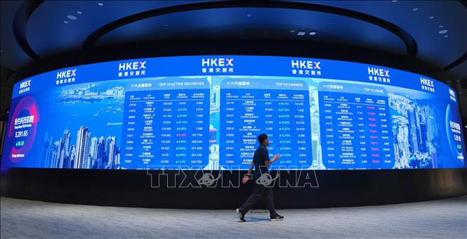 Bảng chỉ số chứng khoán tại tỉnh sàn giao dịch ở Hong Kong (Trung Quốc). Ảnh: THX/TTXVN