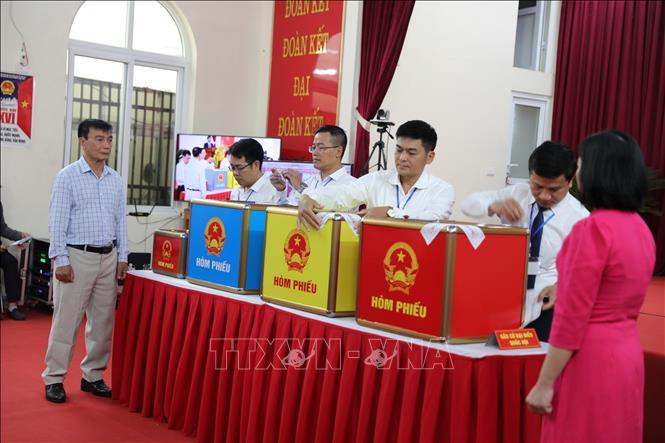 Diễn tập niêm phong hòm phiếu tại điểm vận hành bầu cử mẫu ở số 58, Nhà văn hóa tổ dân phố Bình Minh, phường Hạc Thành, tỉnh Thanh Hóa. Ảnh: Khiếu Thị Tư-TTXVN