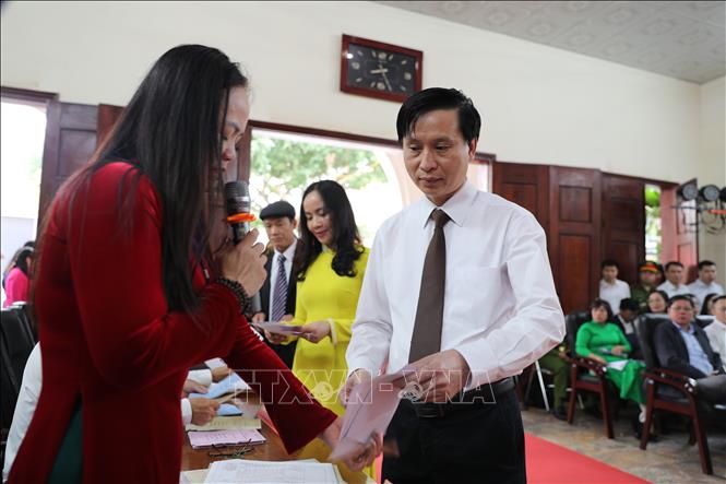 Cử tri được tổ bầu cử hướng dẫn quy trình bầu cử tại điểm vận hành bầu cử mẫu ở số 58, Nhà văn hóa tổ dân phố Bình Minh, phường Hạc Thành, tỉnh Thanh Hóa. Ảnh: Khiếu Thị Tư - TTXVN