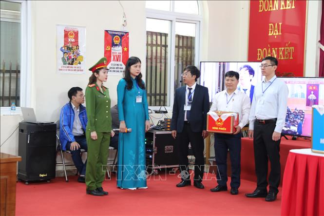 Triển khai tình huống sử dụng hòm phiếu phụ để hỗ trợ người già yếu, khuyết tật tại điểm vận hành bầu cử mẫu ở số 58, Nhà văn hóa tổ dân phố Bình Minh, phường Hạc Thành, tỉnh Thanh Hóa. Ảnh: Khiếu Thị Tư-TTXVN
