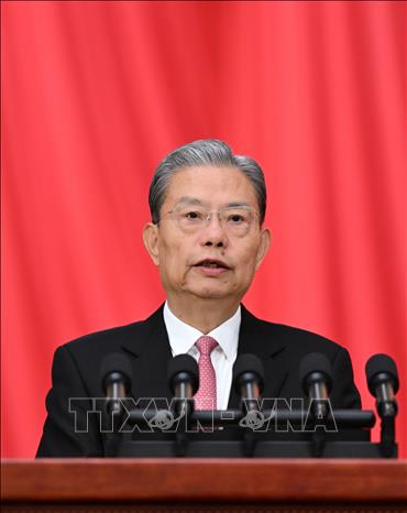 Chủ tịch Ủy ban Thường vụ Nhân đại toàn quốc Trung Quốc Triệu Lạc Tế trình bày Báo cáo công tác tại phiên họp toàn thể lần thứ hai của kỳ họp thứ tư Nhân đại toàn quốc Trung Quốc khóa XIV ở Bắc Kinh sáng 9/3/2026. Ảnh: THX/TTXVN