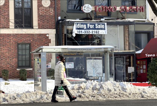 Biển “Bán nhà” được treo trước một tòa nhà trên Đại lộ Connecticut ở thủ đô Washington. Ảnh: Ngọc Quang - PV TTXVN tại Mỹ