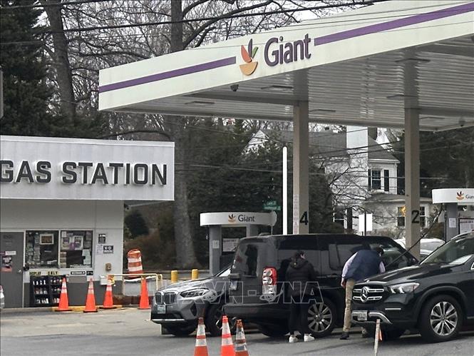 Người dân mua xăng tại một trạm bán lẻ xăng dầu trên Đại lộ Connecticut ở thủ đô Washington của Mỹ. Ảnh: Ngọc Quang - PV TTXVN tại Mỹ