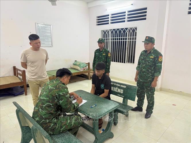 Lực lượng chức năng Đồn Biên phòng cửa khẩu Mỹ Quý Tây lấy lời khai của đối tượng Lê Anh Tuấn. Ảnh: TTXVN phát