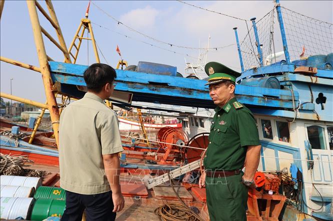 Lực lượng biên phòng cảng Cát Lở, phường Phước Thắng, tuyên truyền IUU cho ngư dân. Ảnh: Hoàng Nhị - TTXVN.