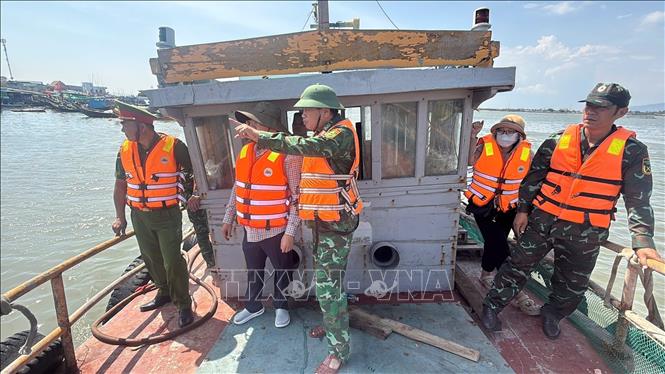 Lực lượng chức năng của TP. Hồ Chí Minh thường xuyên đi kiểm tra thực tế để kiểm soát chặt chẽ tàu cá không đủ điều kiện ra khơi. Ảnh: Hoàng Nhị - TTXVN.